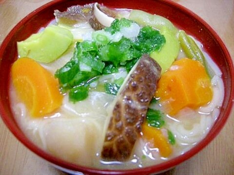 アボガドと椎茸入り味噌汁素麺